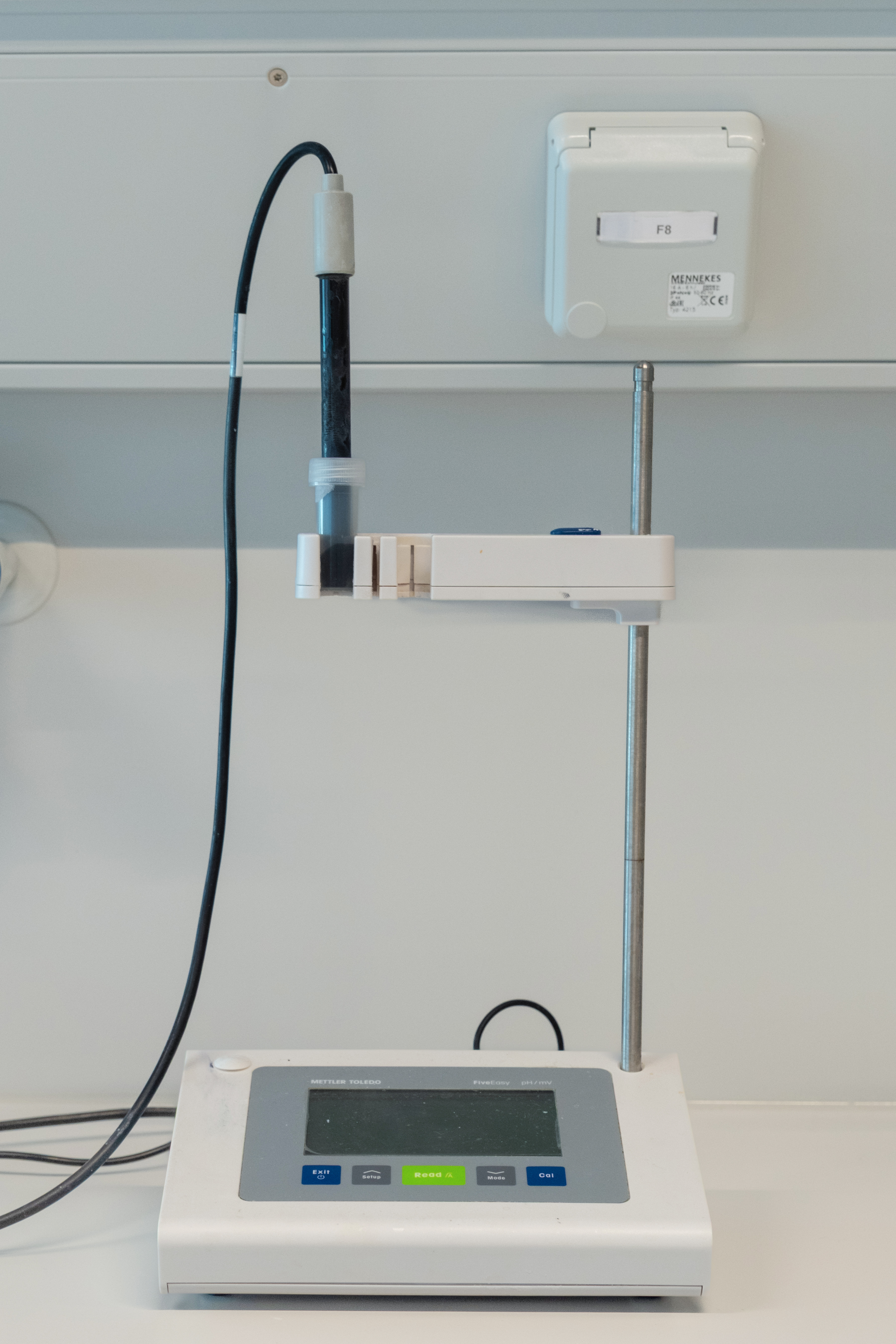 Benchtop pH meter with electrode holder