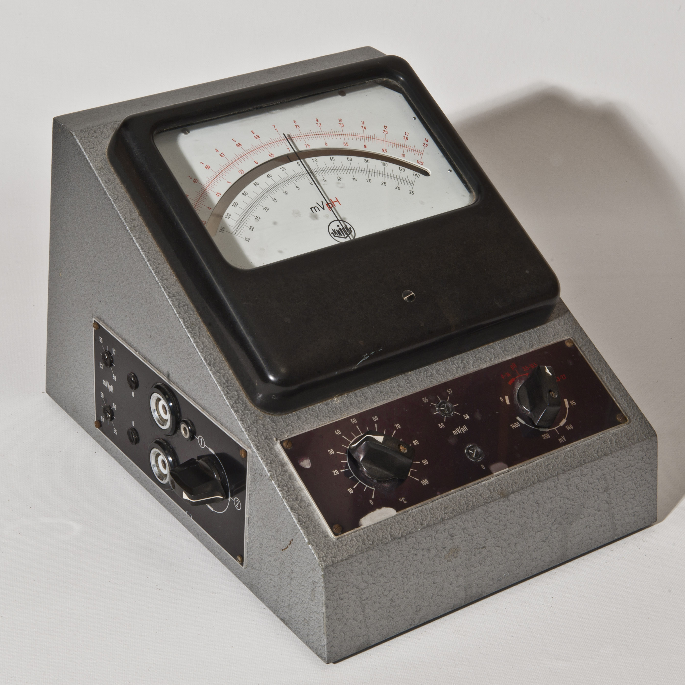 Laboratory pH meter for semi-solid food measurement